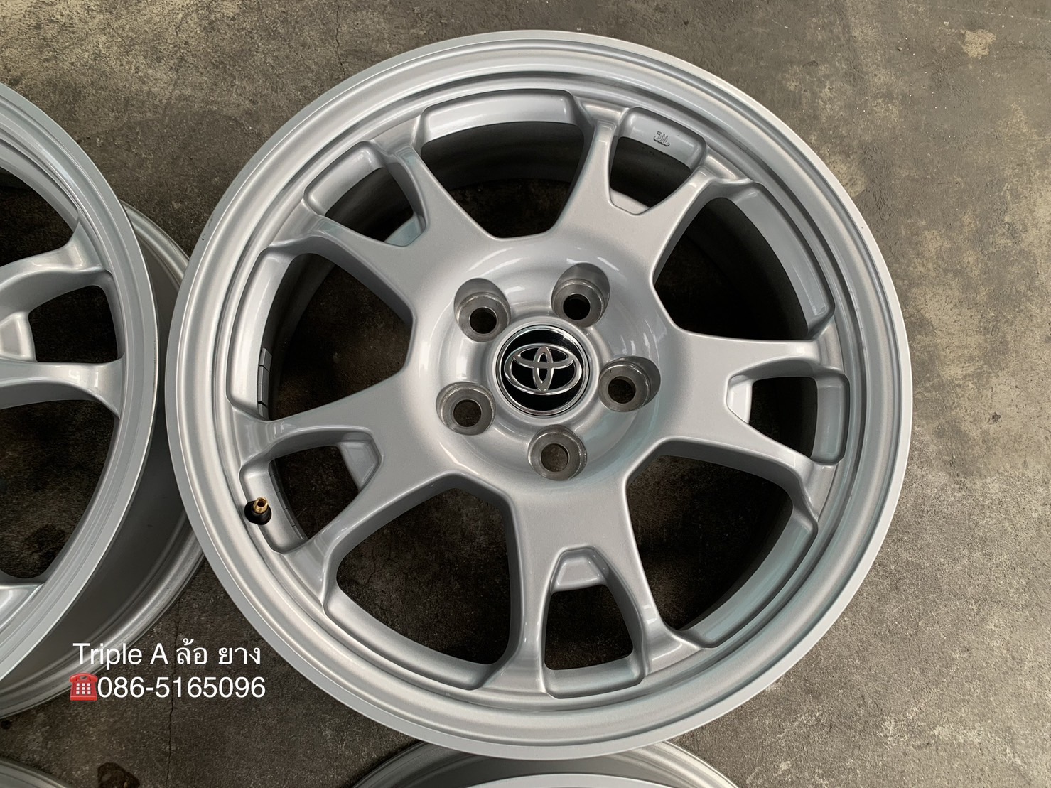 ล้อแม็กป้ายแดง Toyota Corolla Cross ขอบ 17 สีบอร์น ใส่กับ Revo Vigo Camry Innova ได้ ล้อแม็กป้ายแดง Toyota Corolla Cross ขอบ 17 สีบอร์น ใส่กับ Revo Vigo Camry Innova ได้