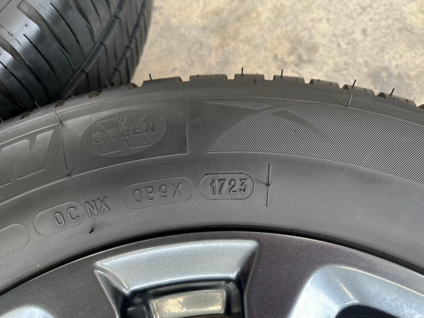ล้อแม็ก Mazda 2 Skyactiv ขอบ 15 สีเทาดำ พร้อมยาง 185-65-15 Michelin ปี 23