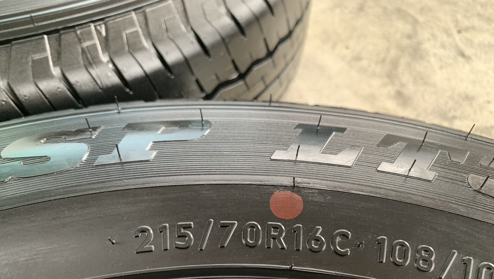 ยางป้ายแดง 215-70-16 Dunlop ปี 22 ใส่กับ รถกระบะตัวเตี้ยทุกรุ่น ,รถตู้ ได้เลย ยางป้ายแดง 215-70-16 Dunlop ปี 22 ใส่กับ รถกระบะตัวเตี้ยทุกรุ่น ,รถตู้ ได้เลย