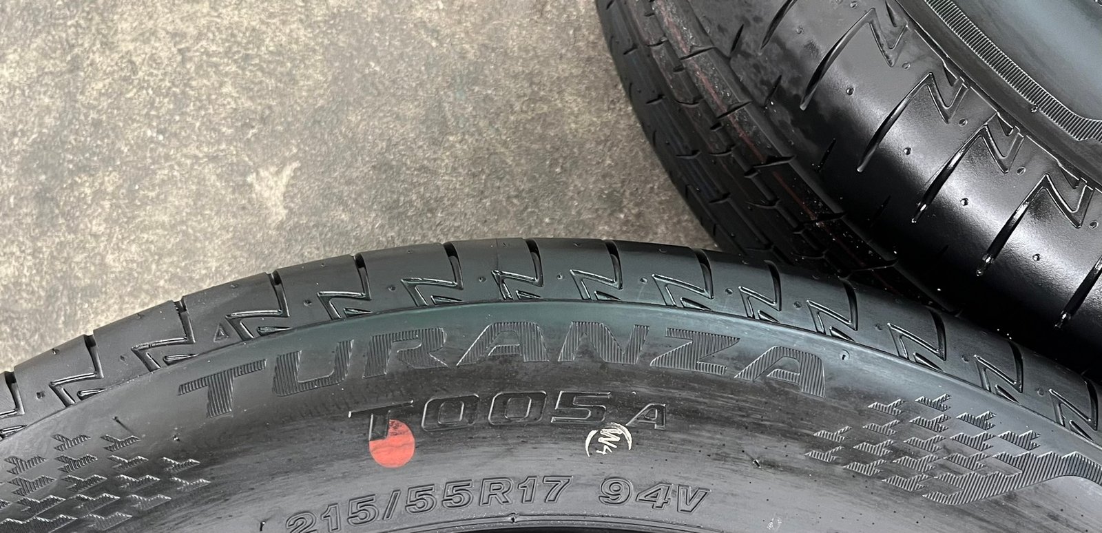 ยางใหม่ป้ายแดง 215-55-17 Bridgestone ปี 24 ใหม่กริ๊บ ถอดจากโชว์รูม ยางใหม่ป้ายแดง 215-55-17 Bridgestone ปี 24 ใหม่กริ๊บ ถอดจากโชว์รูม