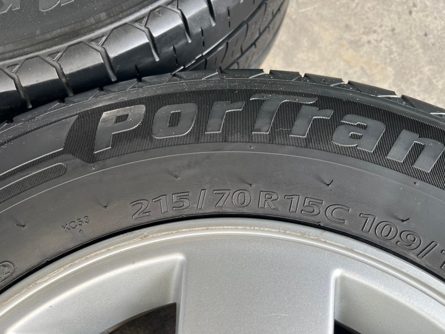 ล้อแม็ก 6รู139 Toyota ขอบ 15 พร้อมยาง 215-70-15 KUMHO ปี 22 ใส่กับ รถตู้ Commuter 6รู139 ได้เลย