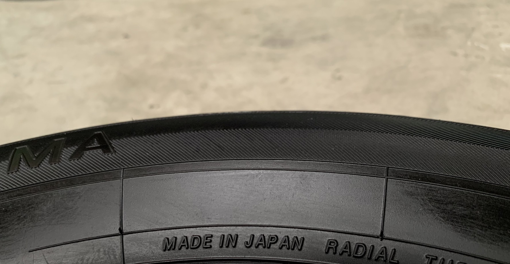 ยางป้ายแดง 215-65-16 Yokohama Made in JAPAN ปลายปี 20 ใหม่กริ๊บ