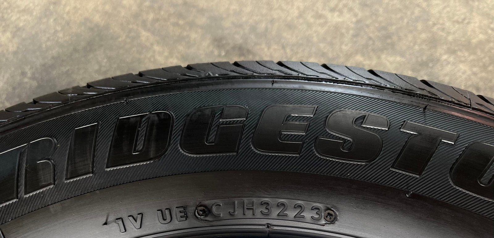 ยาง 215-65-16 Bridgestone ปี 23 ใส่กับ รถตู้ ,รถกระบะตัวเตี้ย ได้เลย