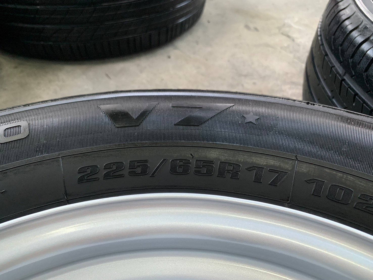 ล้อกระทะ 6รู139 Toyota ขอบ 17 พร้อมยาง 225-65-17 GENCOTIRE ล้อกระทะ 6รู139 Toyota ขอบ 17 พร้อมยาง 225-65-17 GENCOTIRE