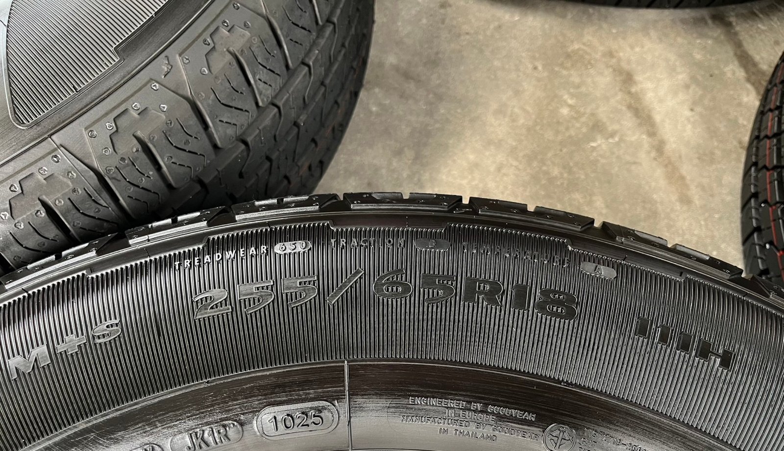 ยางใหม่ป้ายแดง 255-65-18 Goodyear ปี 25 ใหม่กริ๊บ เหมาะสำหรับ รถกระบะตัวสูง และ SUV ทุกรุ่น ยางใหม่ป้ายแดง 255-65-18 Goodyear ปี 25 ใหม่กริ๊บ เหมาะสำหรับ รถกระบะตัวสูง และ SUV ทุกรุ่น