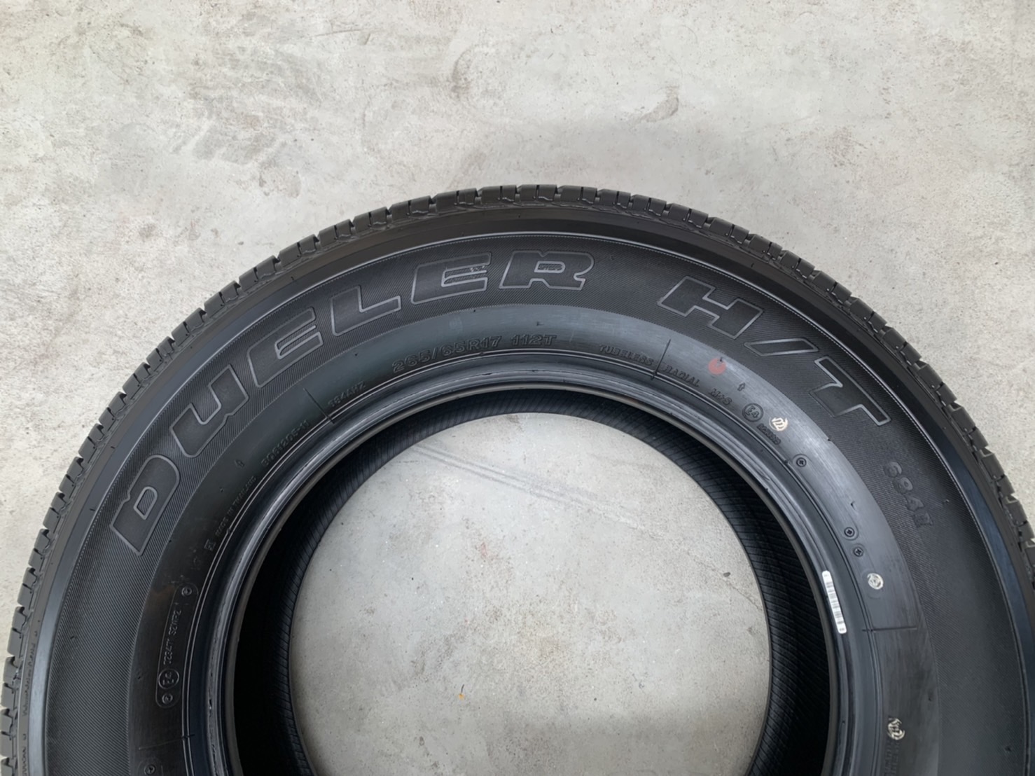 ยางใหม่ป้ายแดง 265-65-17 Bridgestone ปี 22 ใหม่ยกห้าง ถอดจากโชว์รูม ยางใหม่ป้ายแดง 265-65-17 Bridgestone ปี 22 ใหม่ยกห้าง ถอดจากโชว์รูม