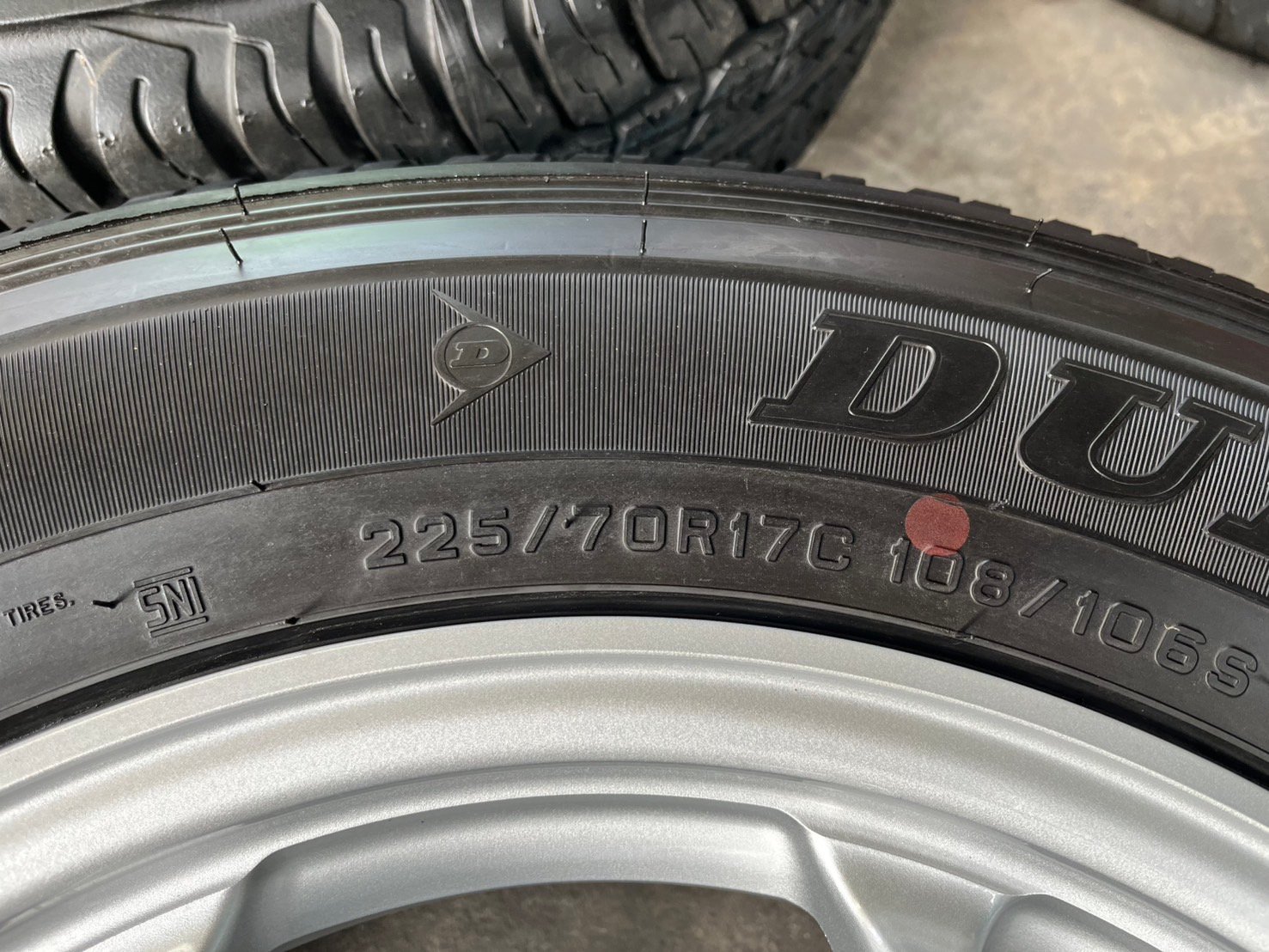 ล้อแม็กป้ายแดง 5รู114 Toyota ขอบ 17 สีบอร์น พร้อมยางใหม่ป้ายแดง 225-70-17 Dunlop ปี 24