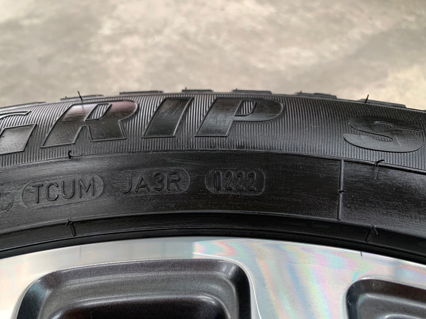 ล้อแม็กป้ายแดง Ford Everest ขอบ 20 เทาหน้าเงา พร้อมยางป้ายแดง 255-55-20 GoodYear ปี 22