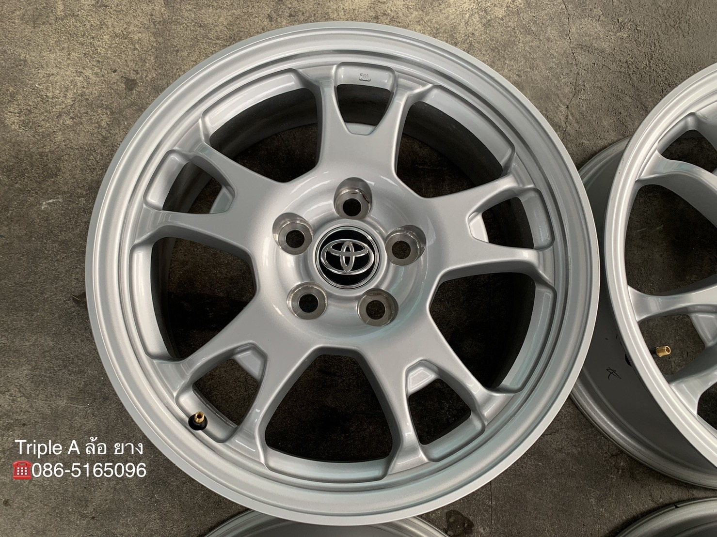 ล้อแม็กป้ายแดง Toyota Corolla Cross ขอบ 17 สีบอร์น ใส่กับ Revo Vigo Camry Innova ได้ ล้อแม็กป้ายแดง Toyota Corolla Cross ขอบ 17 สีบอร์น ใส่กับ Revo Vigo Camry Innova ได้