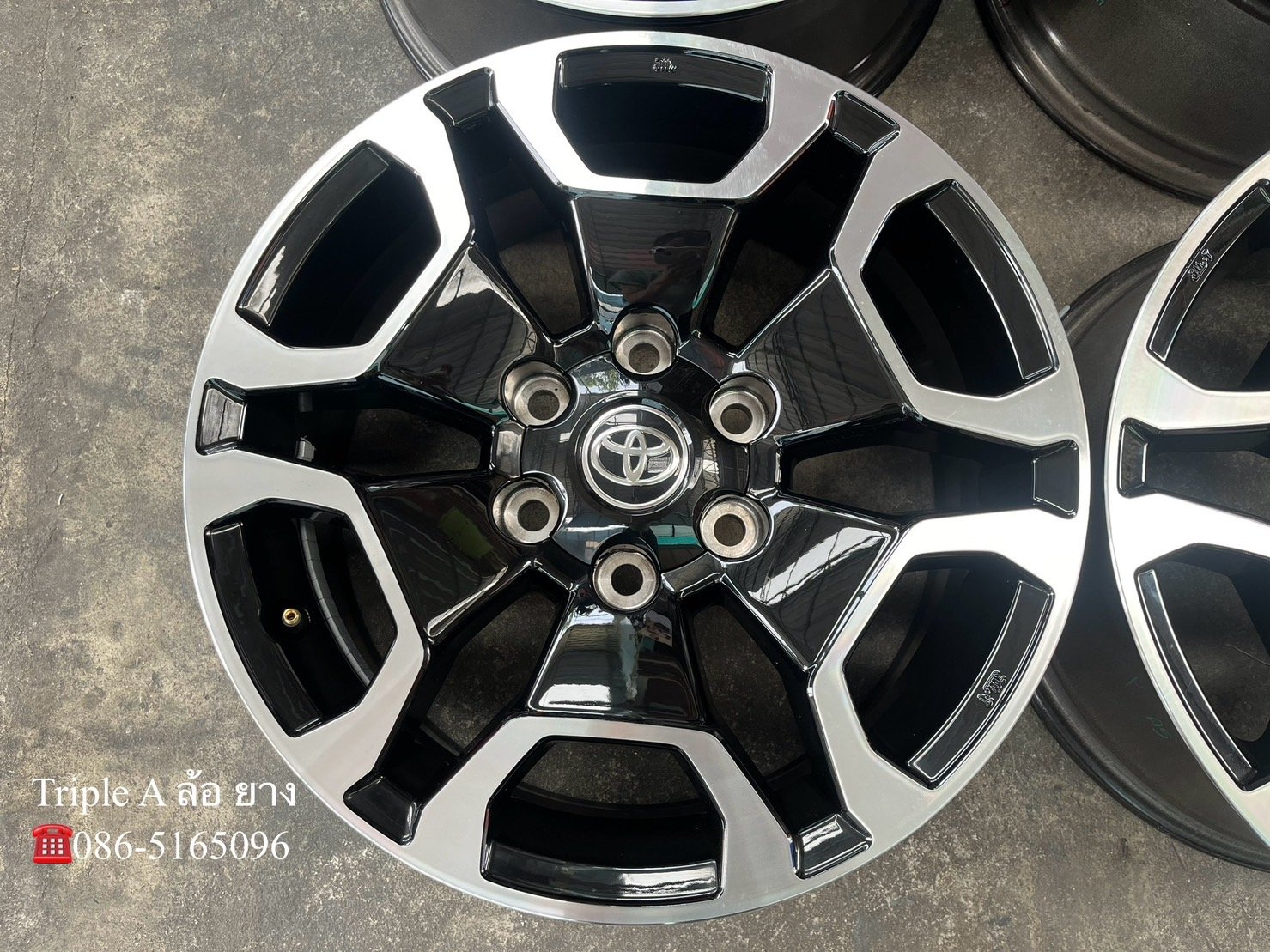 ล้อแม็กป้ายแดง Toyota Revo รุ่นใหม่ล่าสุด ขอบ 18 ดำหน้าเงา ใหม่กริ๊บ ล้อแม็กป้ายแดง Toyota Revo รุ่นใหม่ล่าสุด ขอบ 18 ดำหน้าเงา ใหม่กริ๊บ