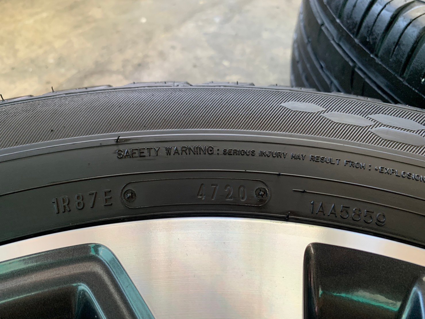 ล้อแม็ก Toyota Fortuner Legender ขอบ 20 พร้อมยาง 265-50-20 Dunlop ปลายปี 20 ล้อแม็ก Toyota Fortuner Legender ขอบ 20 พร้อมยาง 265-50-20 Dunlop ปลายปี 20