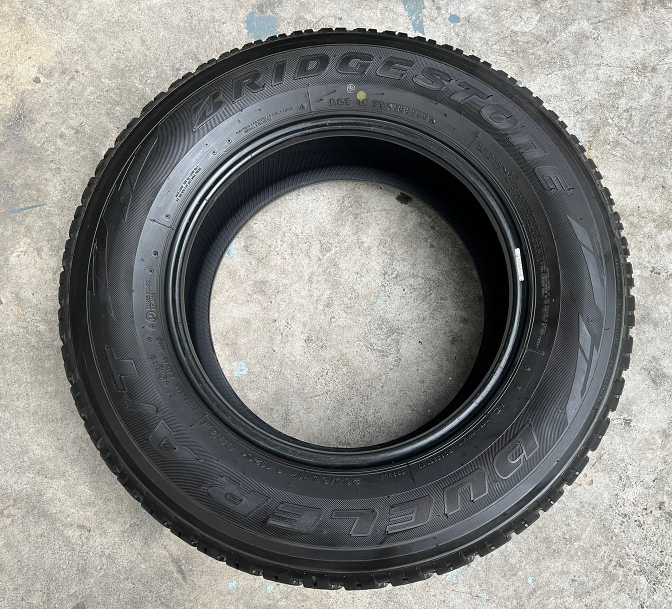 ยาง 1 เส้น 265-65-17 Bridgestone ปี 21 สภาพสวย ยาง 1 เส้น 265-65-17 Bridgestone ปี 21 สภาพสวย