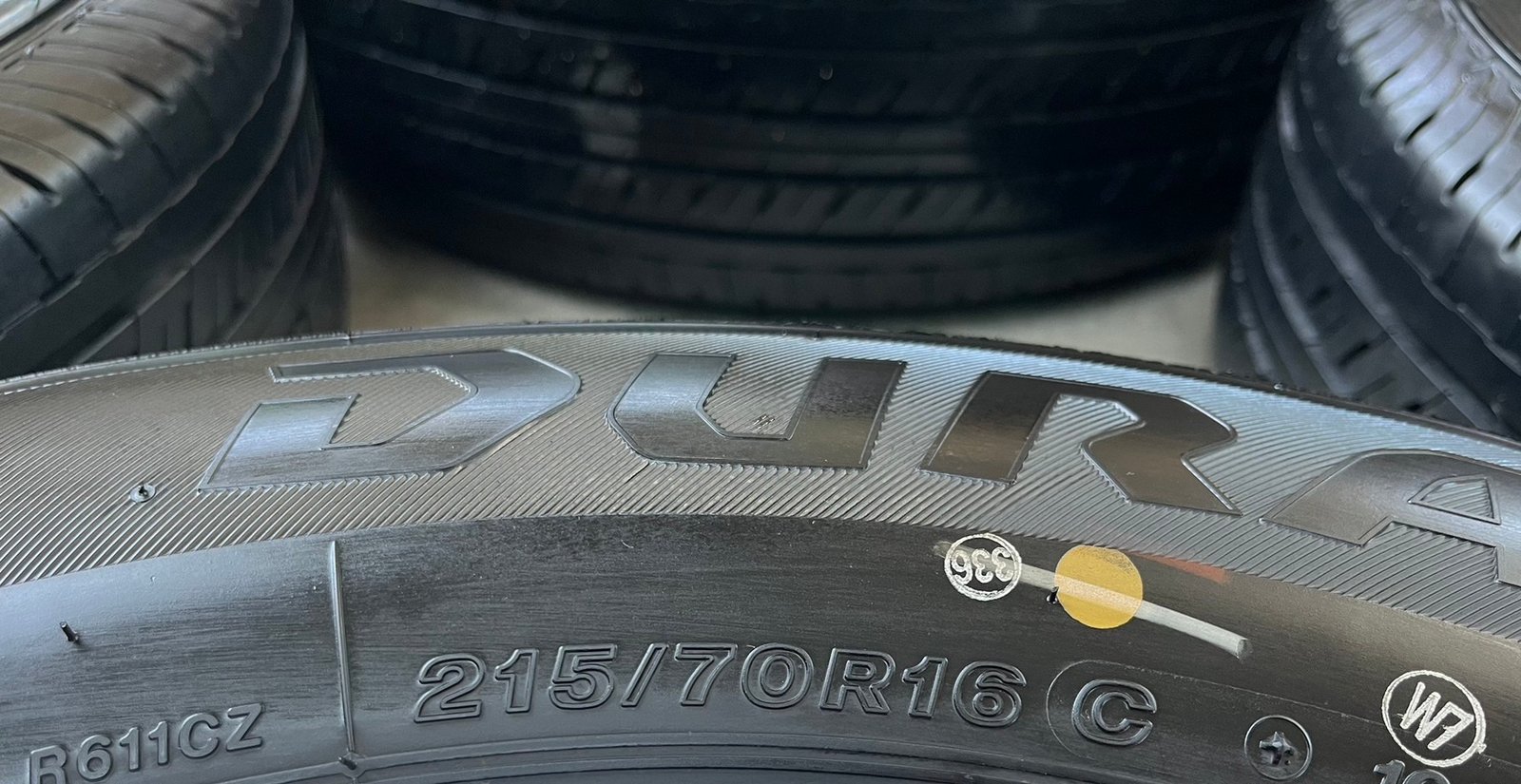ยางป้ายแดง 215-70-16 Bridgestone ปี 23 สวยกริ๊บ ใส่กับ รถตู้ ,รถกระบะตัวเตี้ย ได้เลย