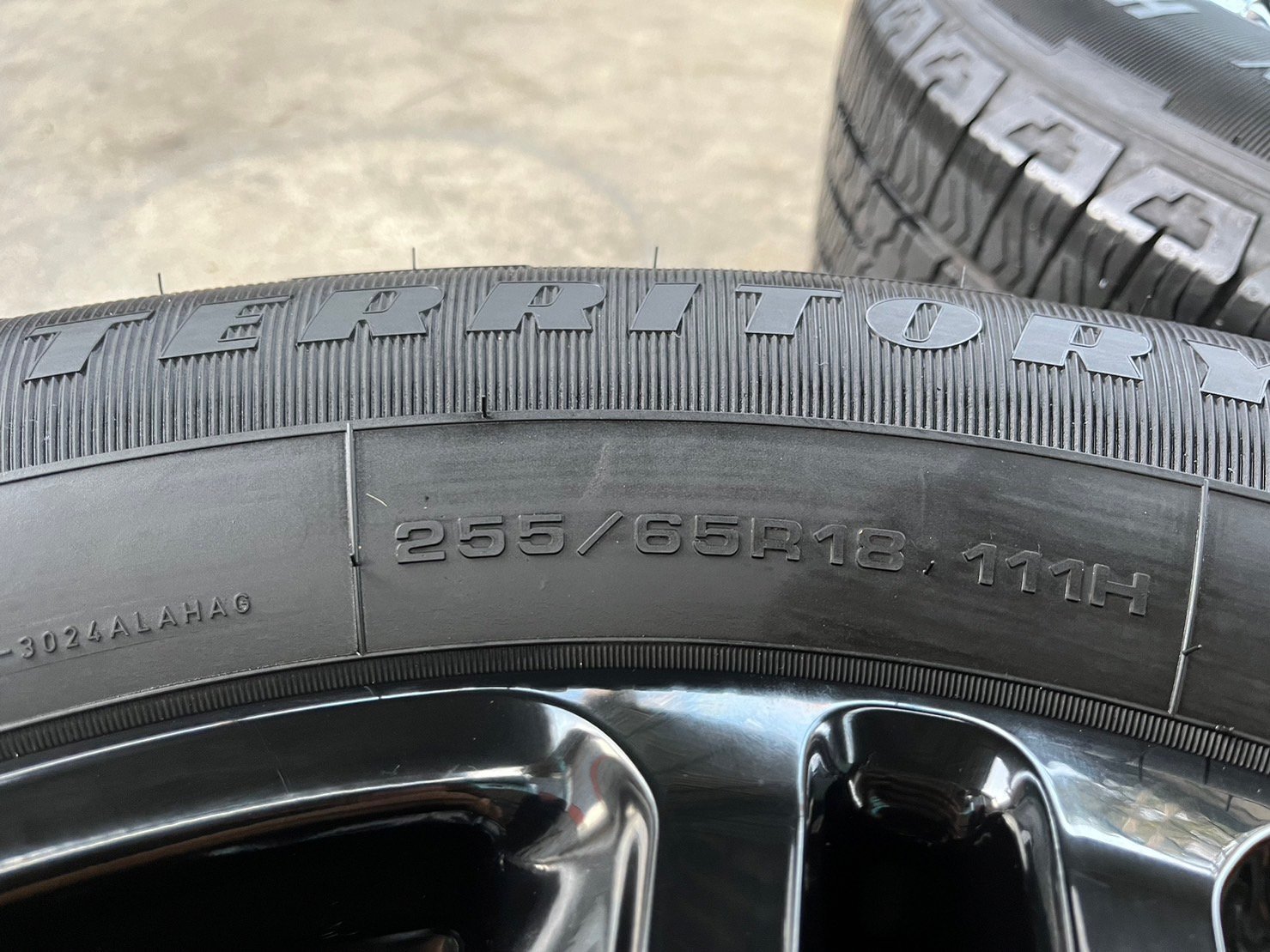 ล้อแม็ก Ford Wildtrek ขอบ 18 สีดำ พร้อมยาง 255-65-18 Goodyear ปี 22 ล้อแม็ก Ford Wildtrek ขอบ 18 สีดำ พร้อมยาง 255-65-18 Goodyear ปี 22