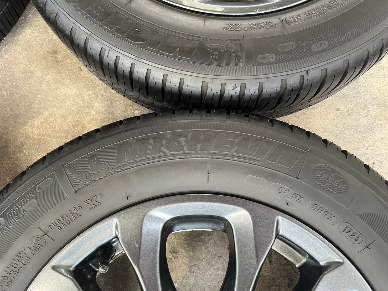ล้อแม็ก Mazda 2 Skyactiv ขอบ 15 สีเทาดำ พร้อมยาง 185-65-15 Michelin ปี 23