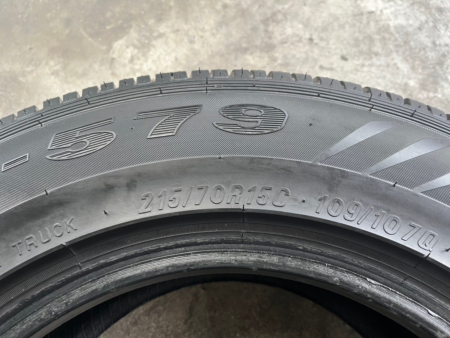 ยาง 215-70-15 Maxxis ปี 23 สภาพสวย ใส่กับ รถกระบะตัวเตี้ย ได้ทุกรุ่น