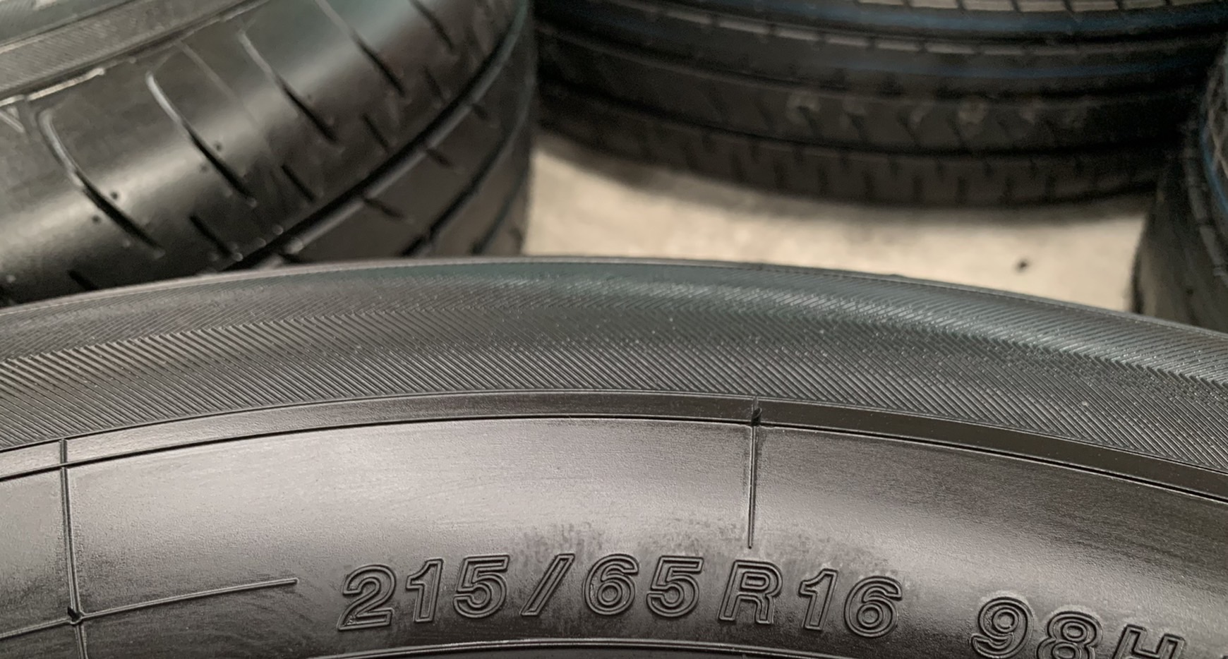 ยางป้ายแดง 215-65-16 Yokohama Made in JAPAN ปลายปี 20 ใหม่กริ๊บ