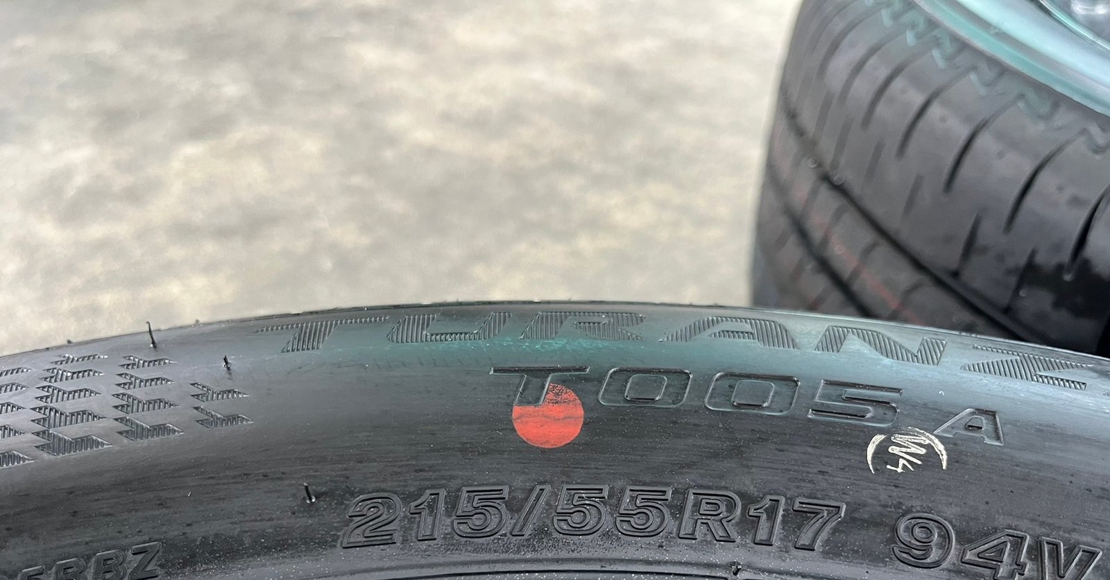 ยางใหม่ป้ายแดง 215-55-17 Bridgestone ปี 24 ใหม่กริ๊บ ถอดจากโชว์รูม ยางใหม่ป้ายแดง 215-55-17 Bridgestone ปี 24 ใหม่กริ๊บ ถอดจากโชว์รูม