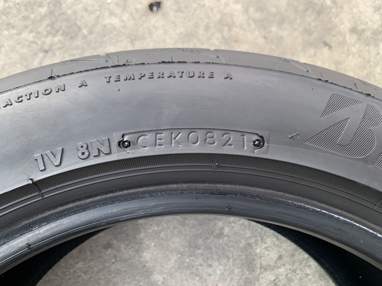 ยาง 195-55-15 Bridgestone ปี 21 สภาพสวย ยาง 195-55-15 Bridgestone ปี 21 สภาพสวย