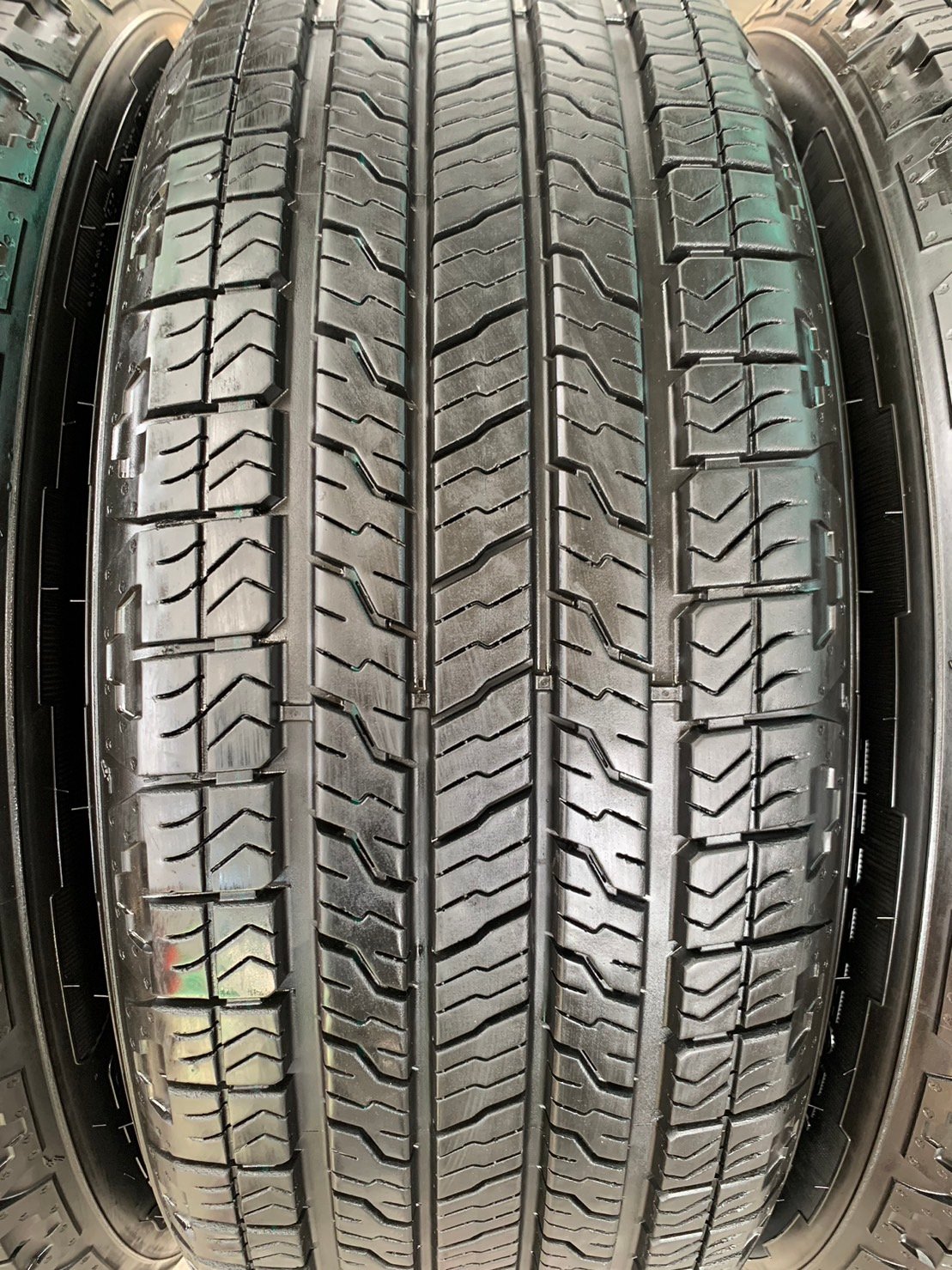 ล้อแม็กป้ายแดง Ford Everest Next-Gen ขอบ 20 เทาหน้าเงา พร้อมยางป้ายแดง 255-55-20 GoodYear ปี 23 ล้อแม็กป้ายแดง Ford Everest Next-Gen ขอบ 20 เทาหน้าเงา พร้อมยางป้ายแดง 255-55-20 GoodYear ปี 23