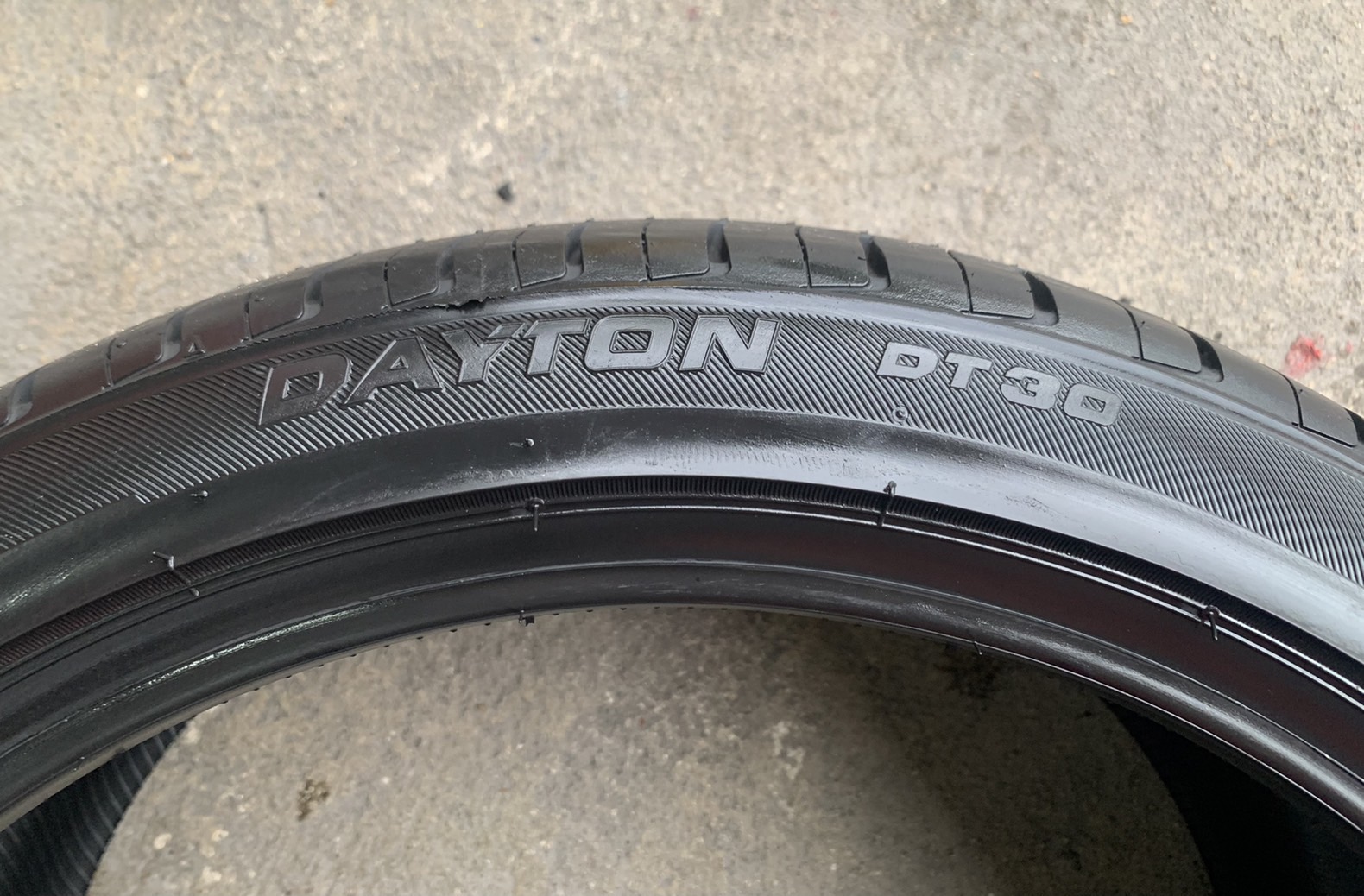 ยางใหม่ 225-40-18 DAYTON ผลิตโดย บริษัท Bridgestone ปลายปี 21