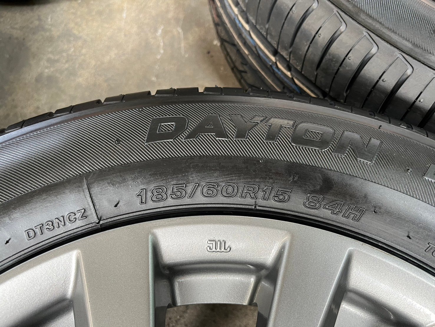 ล้อแม็ก Mitsu Attrage ขอบ 15 สีเทา พร้อมยางใหม่ 185-60-15 DAYTON ปี 24 ล้อแม็ก Mitsu Attrage ขอบ 15 สีเทา พร้อมยางใหม่ 185-60-15 DAYTON ปี 24