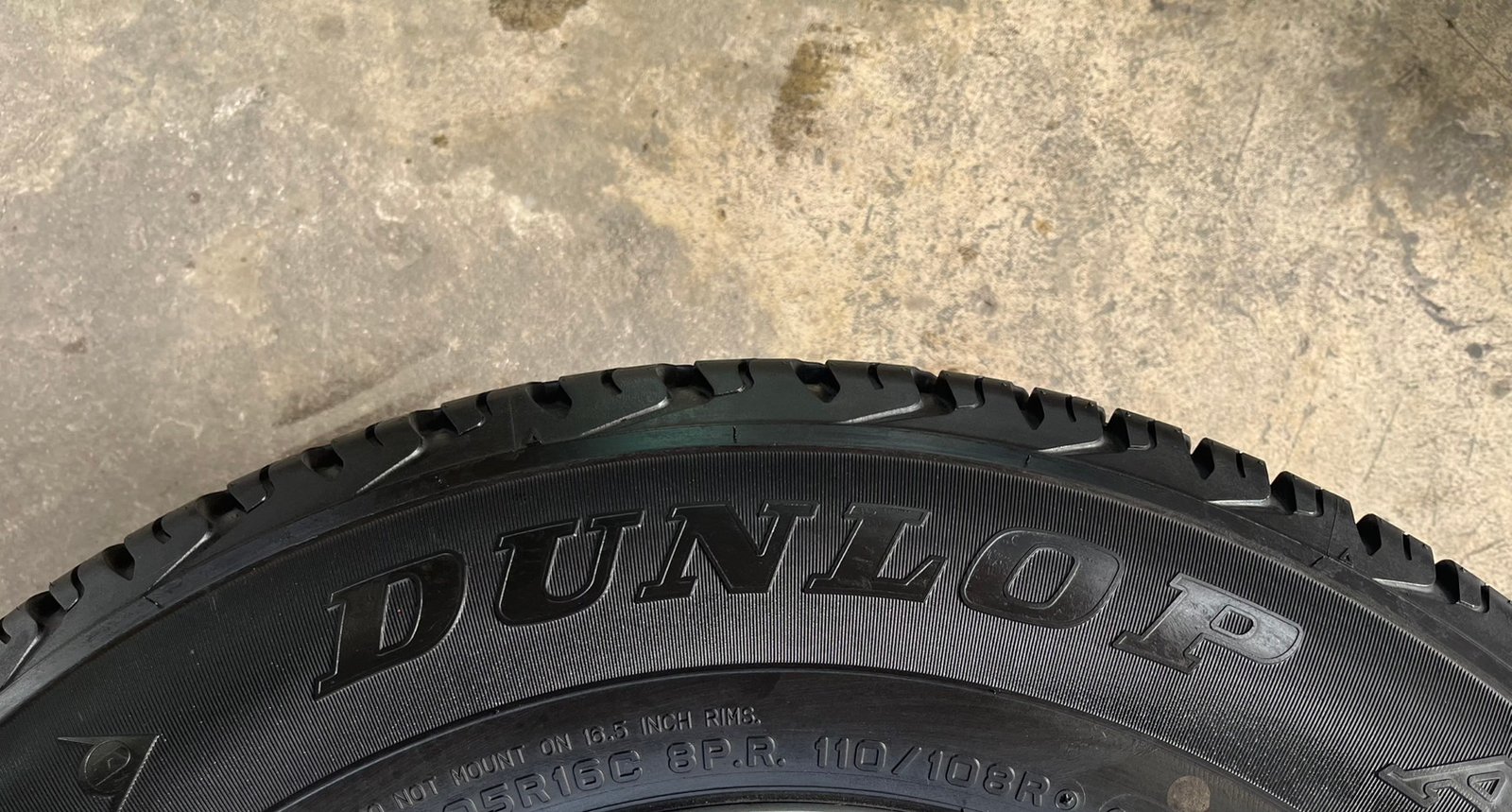 ยางป้ายแดง 205R16 Dunlop เหมาะสำหรับ รถกระบะตัวเตี้ย ,รถกระบะสายบรรทุก