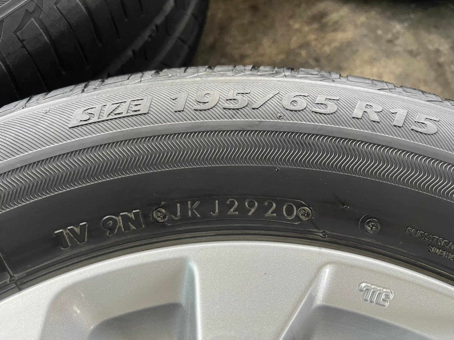 ล้อแม็กป้ายแดง Nissan Almera รุ่นใหม่ ขอบ 15 พร้อมยาง 195-65-15 Bridgestone ปี 20