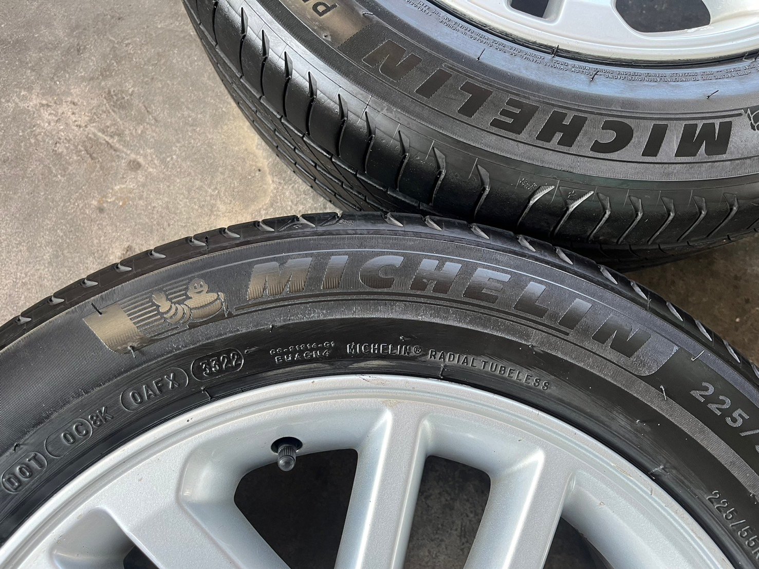 ล้อแม็ก 6รู139 Toyota ขอบ 17 พร้อมยาง 225-55-17 Michelin ปี 22 ใส่กับ รถตู้ Commuter 6รู139 ได้เลย