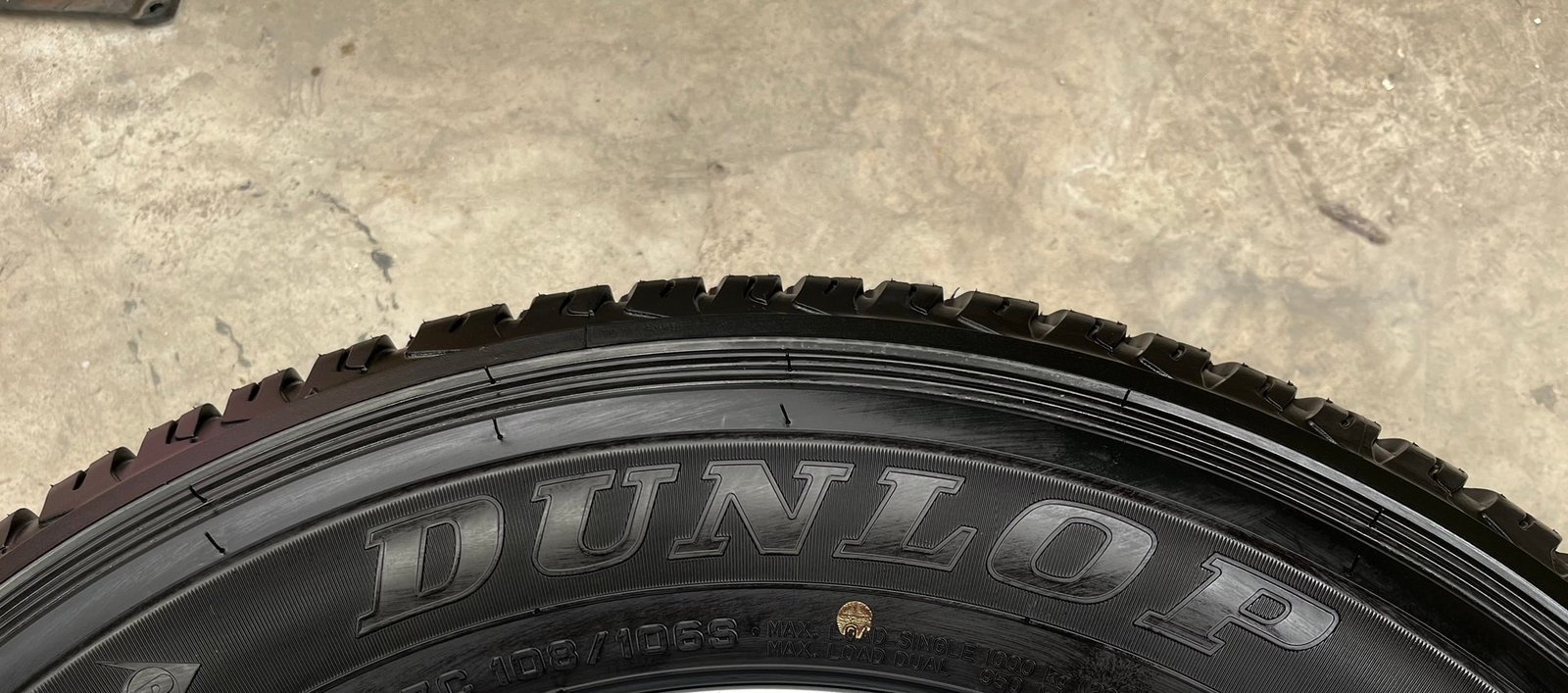 ยางใหม่ป้ายแดง 225-70-17 Dunlop ปี 24 ใหม่กริ๊บ ถอดจากโชว์รูม