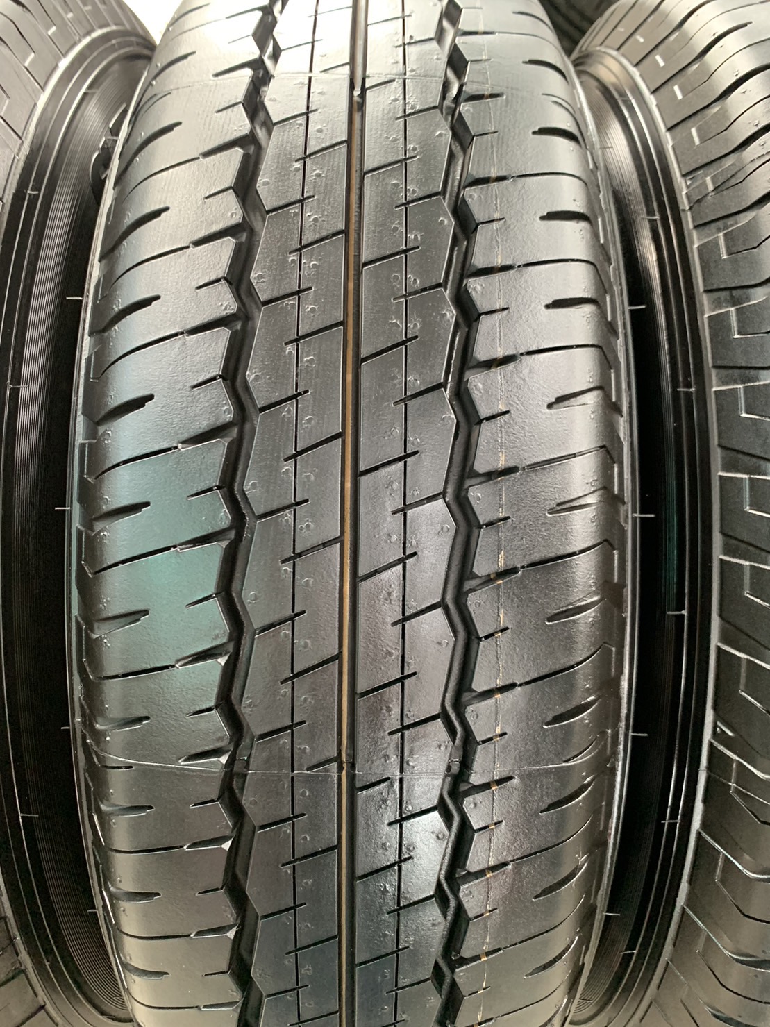 ยางป้ายแดง 215-70-16 Dunlop ปี 22 ใส่กับ รถกระบะตัวเตี้ยทุกรุ่น ,รถตู้ ได้เลย ยางป้ายแดง 215-70-16 Dunlop ปี 22 ใส่กับ รถกระบะตัวเตี้ยทุกรุ่น ,รถตู้ ได้เลย