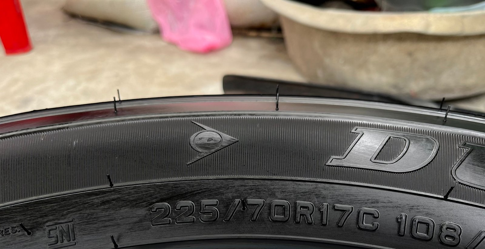ยางใหม่ป้ายแดง 225-70-17 Dunlop ปี 24 ใหม่กริ๊บ ถอดจากโชว์รูม