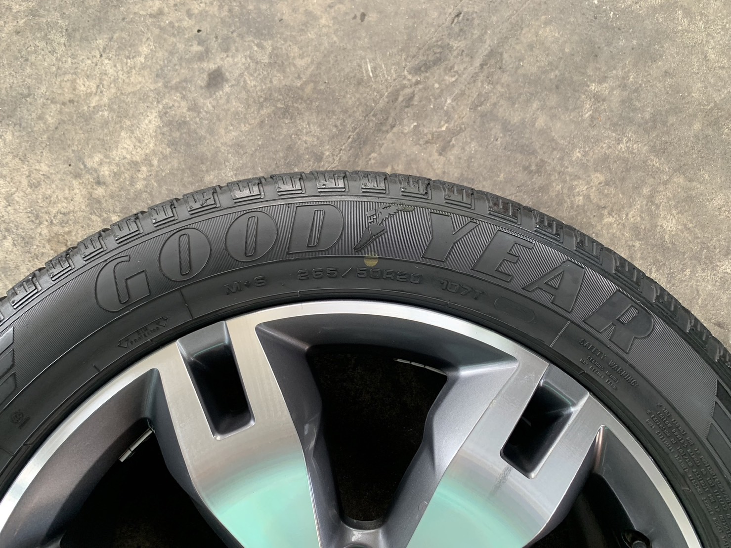 ล้อแม็ก Ford Everest ขอบ 20 สีเทาหน้าเงา แถมยาง 265-50-20 GoodYear ปี 18 ล้อแม็ก Ford Everest ขอบ 20 สีเทาหน้าเงา แถมยาง 265-50-20 GoodYear ปี 18