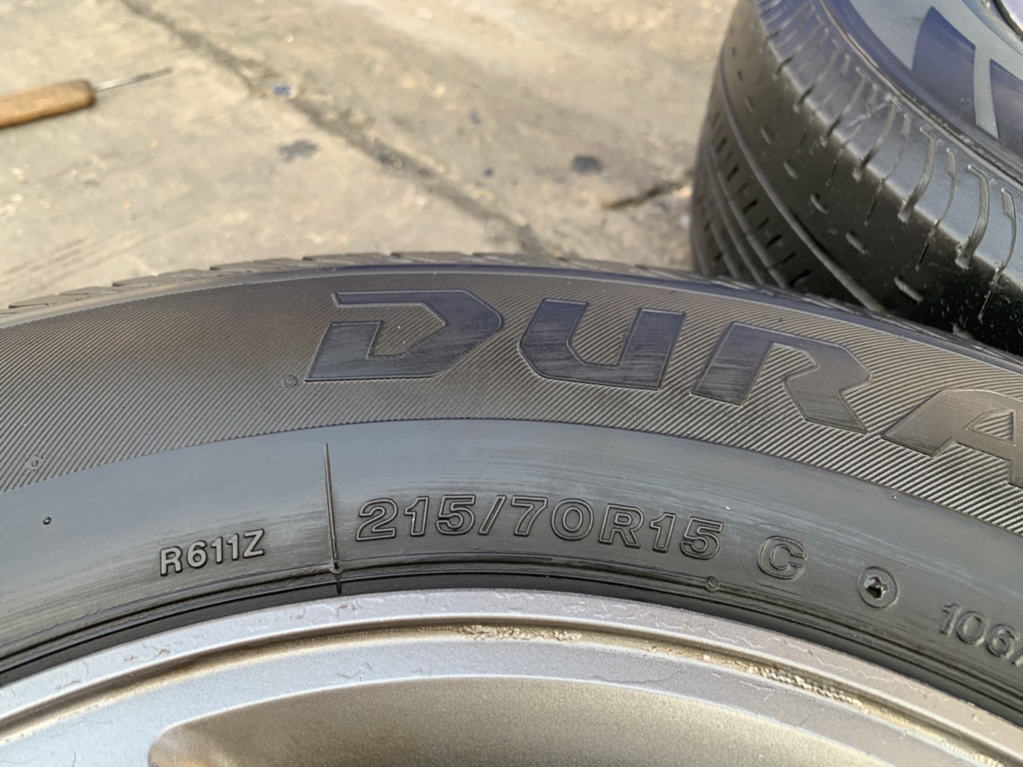 ล้อแม็ก Toyota Vigo ขอบ 15 สีเทา พร้อมยาง 215-70-15 Bridgestone ปี 17 ล้อแม็ก Toyota Vigo ขอบ 15 สีเทา พร้อมยาง 215-70-15 Bridgestone ปี 17