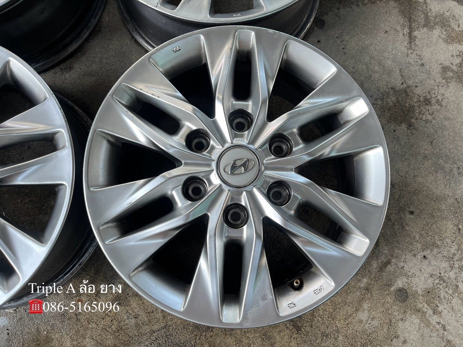 ล้อแม็ก Hyundai H1 ขอบ 16 สีไฮเปอร์ สภาพดี