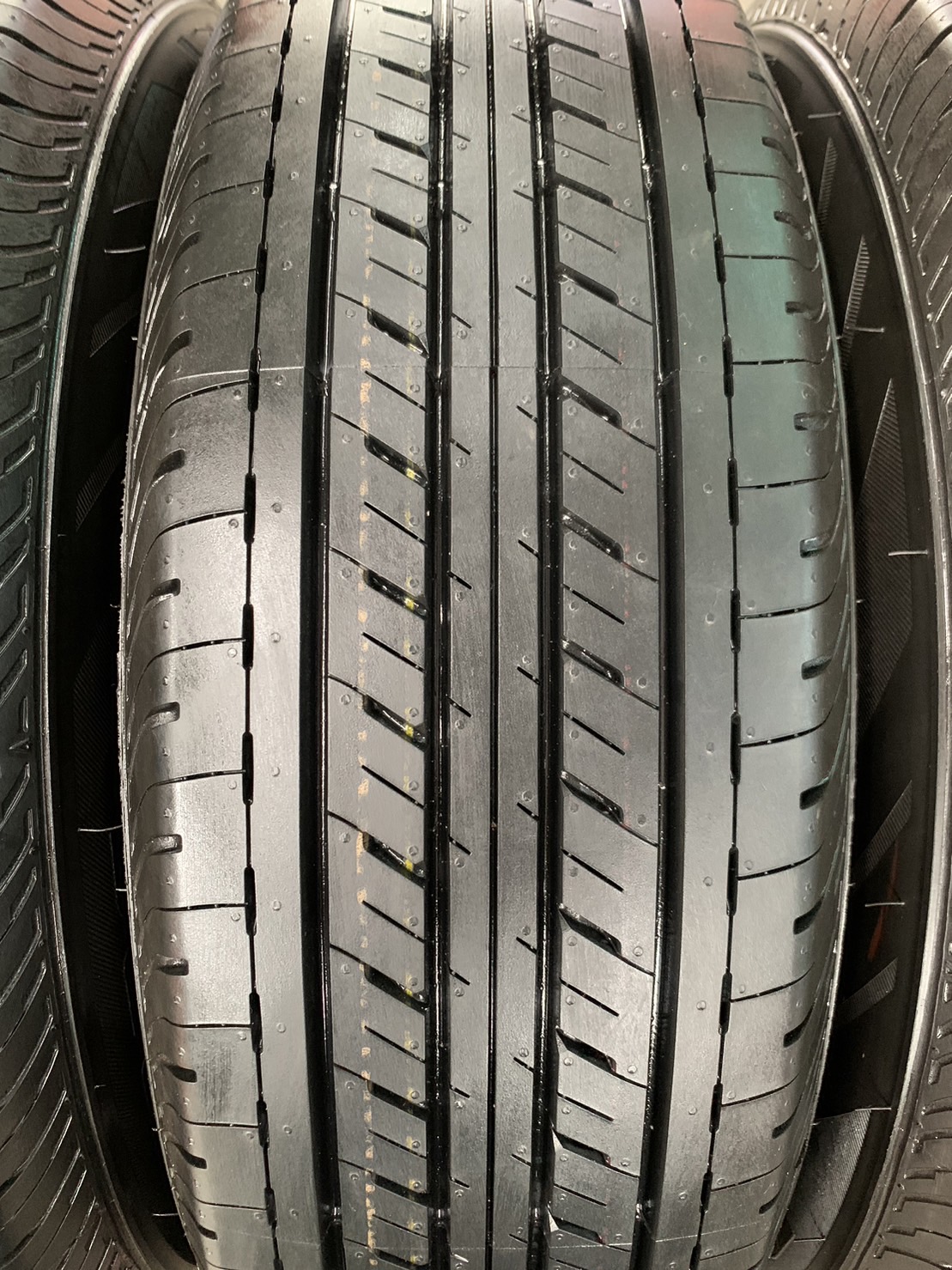 ยางป้ายแดง 215-70-16 Bridgestone ปี 22 ใส่กับ รถกระบะตัวเตี้ยทุกรุ่น ,รถตู้ ได้เลย ยางป้ายแดง 215-70-16 Bridgestone ปี 22 ใส่กับ รถกระบะตัวเตี้ยทุกรุ่น ,รถตู้ ได้เลย