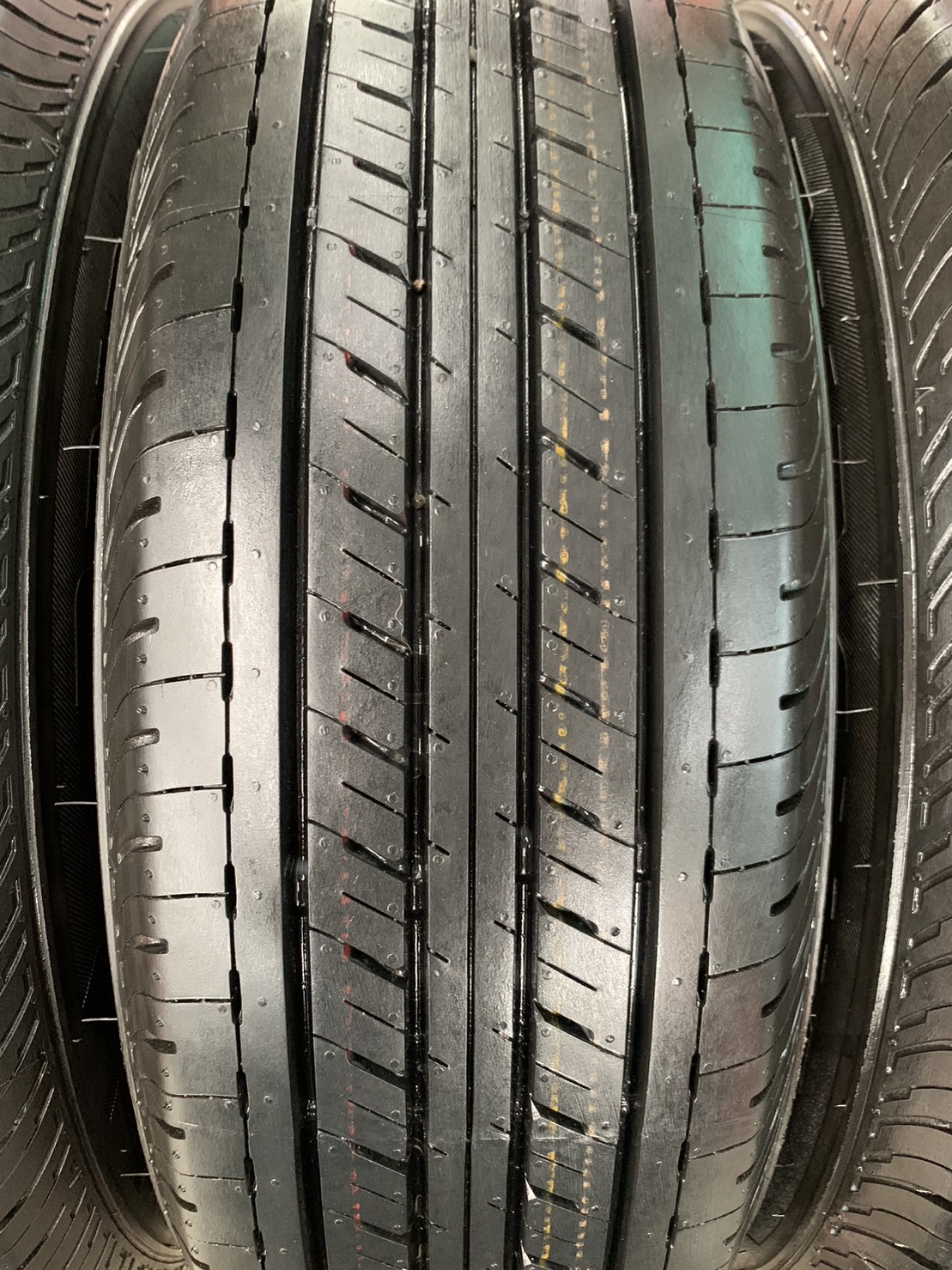 ยางป้ายแดง 215-70-16 Bridgestone ปี 22 ใส่กับ รถกระบะตัวเตี้ยทุกรุ่น ,รถตู้ ได้เลย ยางป้ายแดง 215-70-16 Bridgestone ปี 22 ใส่กับ รถกระบะตัวเตี้ยทุกรุ่น ,รถตู้ ได้เลย