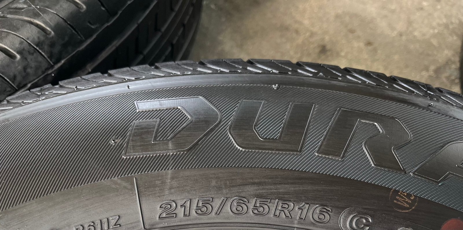 ยาง 215-65-16 Bridgestone ปี 23 ใส่กับ รถตู้ ,รถกระบะตัวเตี้ย ได้เลย