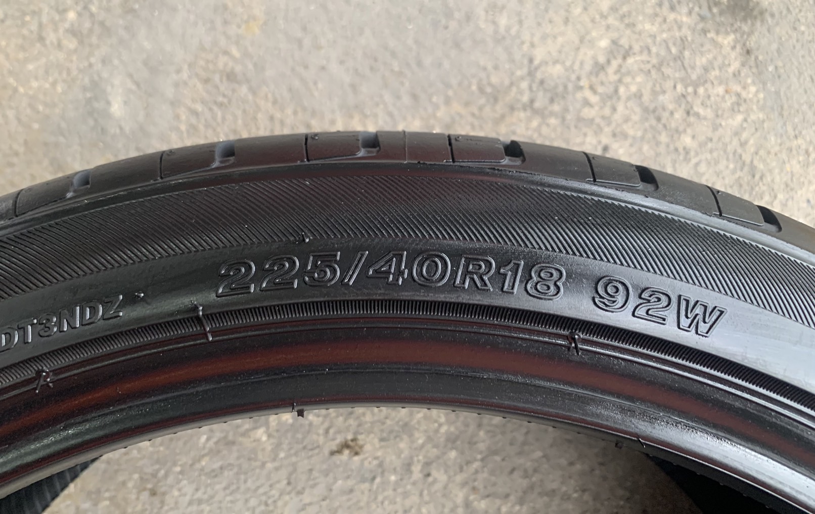 ยางใหม่ 225-40-18 DAYTON ผลิตโดย บริษัท Bridgestone ปลายปี 21