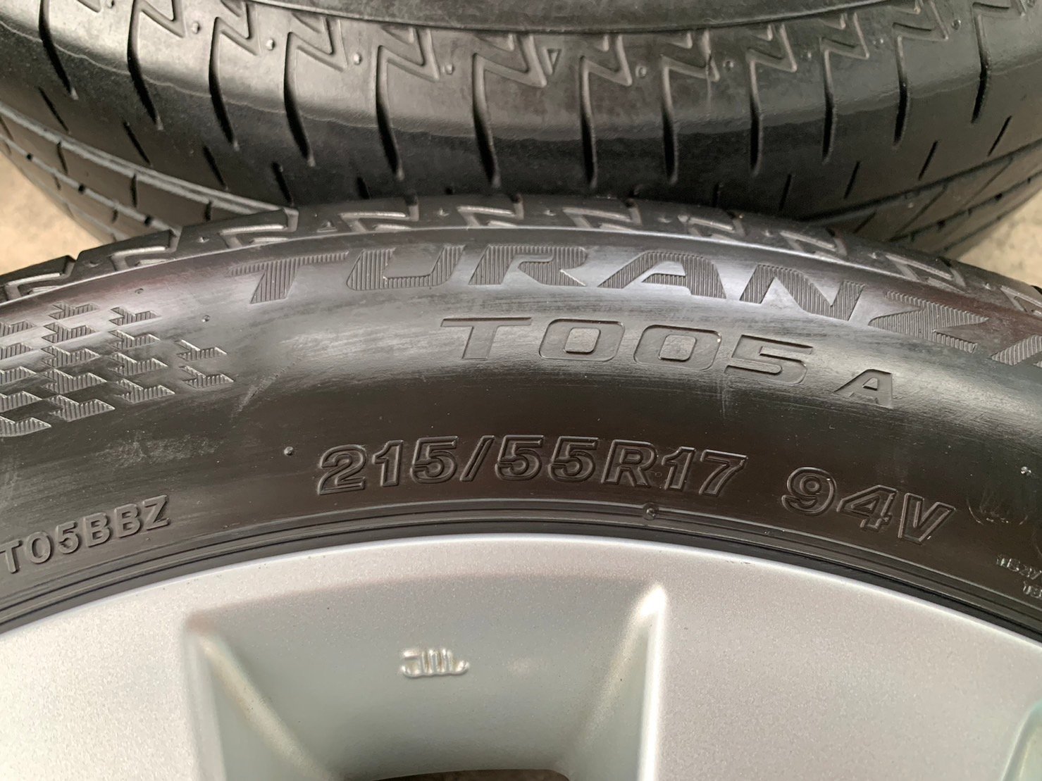 ล้อแม็ก Toyota ขอบ 17 พร้อมยาง 215-55-17 Bridgestone ปี 19 ใส่กับ รถตู้ Commuter 6รู139 ได้เลย