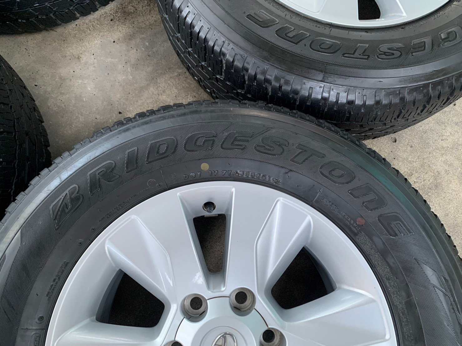 ล้อแม็ก Toyota Revo ตัวสูง ขอบ 17 พร้อมยาง 265-65-17 Bridgestone ปี 19 ล้อแม็ก Toyota Revo ตัวสูง ขอบ 17 พร้อมยาง 265-65-17 Bridgestone ปี 19