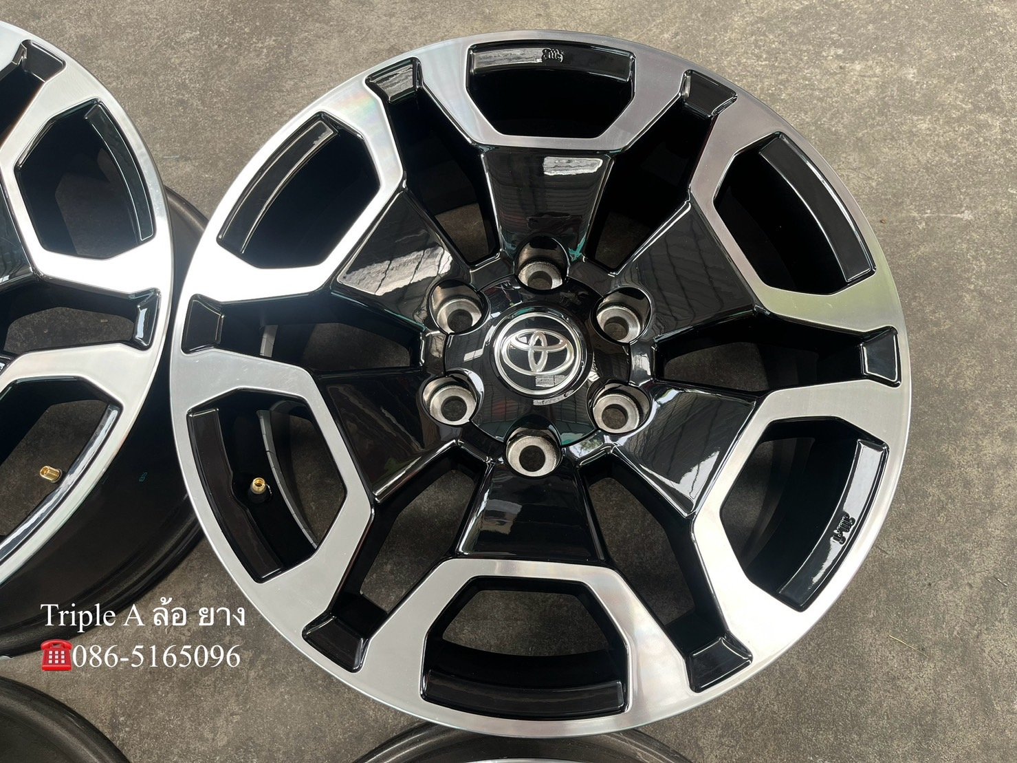 ล้อแม็กป้ายแดง Toyota Revo รุ่นใหม่ล่าสุด ขอบ 18 ดำหน้าเงา ใหม่กริ๊บ ล้อแม็กป้ายแดง Toyota Revo รุ่นใหม่ล่าสุด ขอบ 18 ดำหน้าเงา ใหม่กริ๊บ