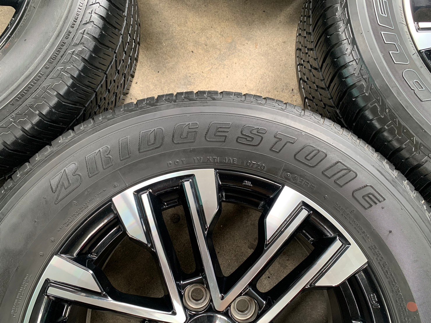 ล้อแม็ก Mitsu Pajero รุ่นใหม่ ขอบ 18 ดำหน้าเงา พร้อมยาง 265-60-18 Bridgestone ปี 20 ล้อแม็ก Mitsu Pajero รุ่นใหม่ ขอบ 18 ดำหน้าเงา พร้อมยาง 265-60-18 Bridgestone ปี 20
