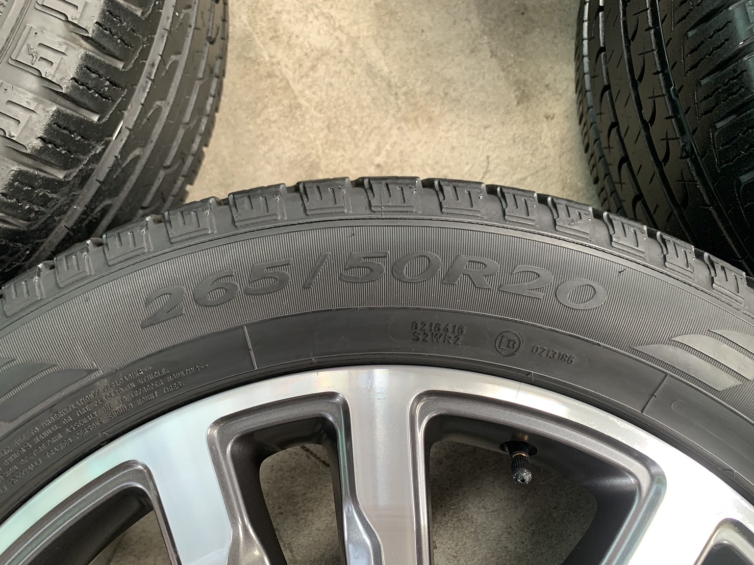 ล้อแม็ก Ford Everest รุ่นใหม่ ขอบ 20 เทาหน้าเงา พร้อมยาง 265-50-20 GoodYear ปี 20 ล้อแม็ก Ford Everest รุ่นใหม่ ขอบ 20 เทาหน้าเงา พร้อมยาง 265-50-20 GoodYear ปี 20