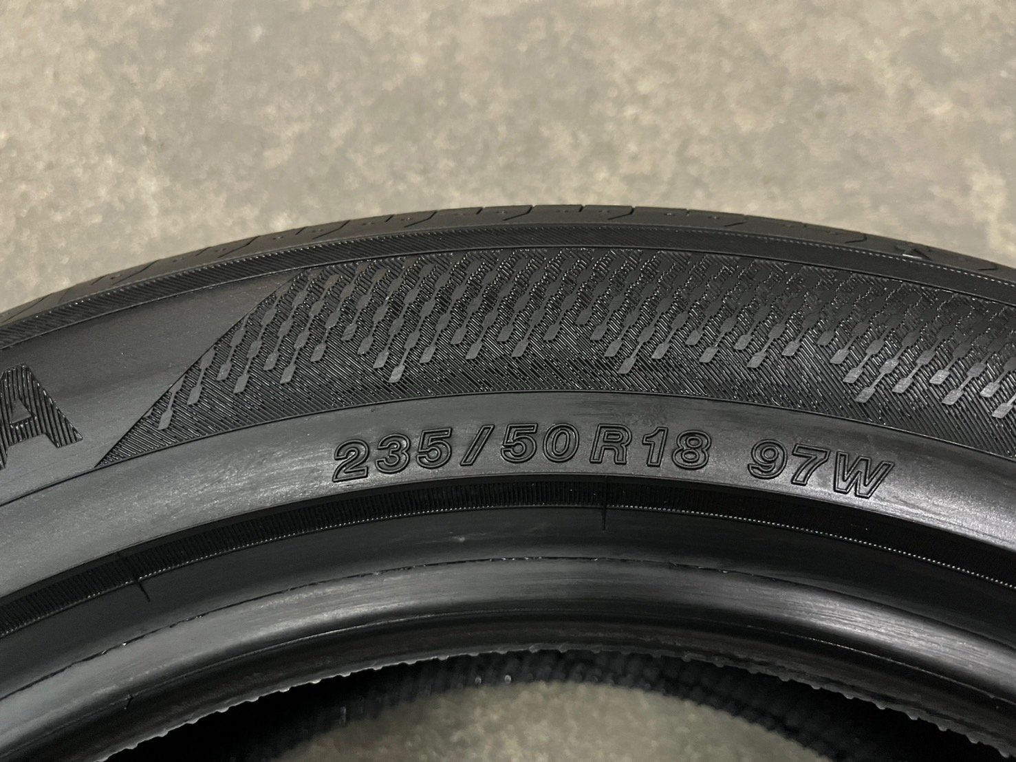 ยางป้ายแดง 235-50-18 Yokohama (Made in Japan) ปี 25 สวยกริ๊บ