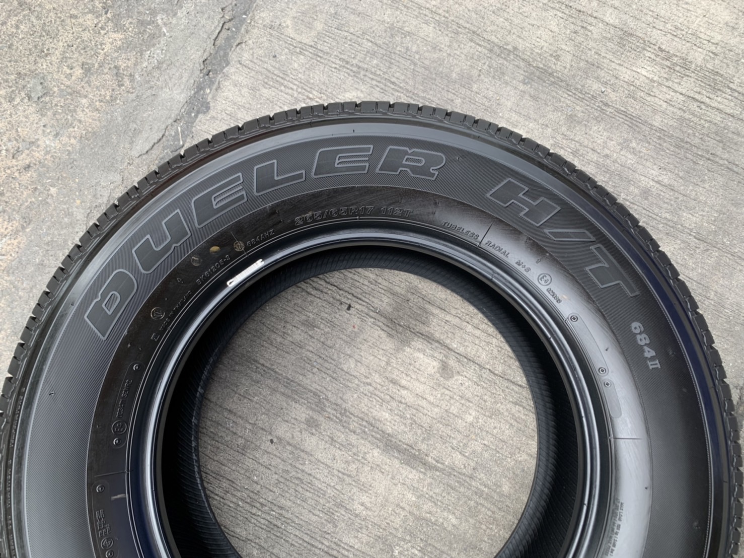 ยางป้ายแดง 265-65-17 Bridgestone ปี 22 เหมาะสำหรับรถกระบะตัวสูง และ SUV ทุกรุ่น ยางป้ายแดง 265-65-17 Bridgestone ปี 22 เหมาะสำหรับรถกระบะตัวสูง และ SUV ทุกรุ่น