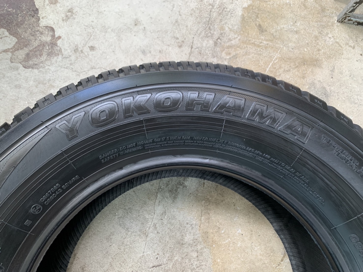 ยางใหม่ 265-65-17 Yokohama ปี 22 ใหม่กริ๊บๆ เหมาะสำหรับ รถกระบะตัวสูง และ SUV ทุกรุ่น ยางใหม่ 265-65-17 Yokohama ปี 22 ใหม่กริ๊บๆ เหมาะสำหรับ รถกระบะตัวสูง และ SUV ทุกรุ่น