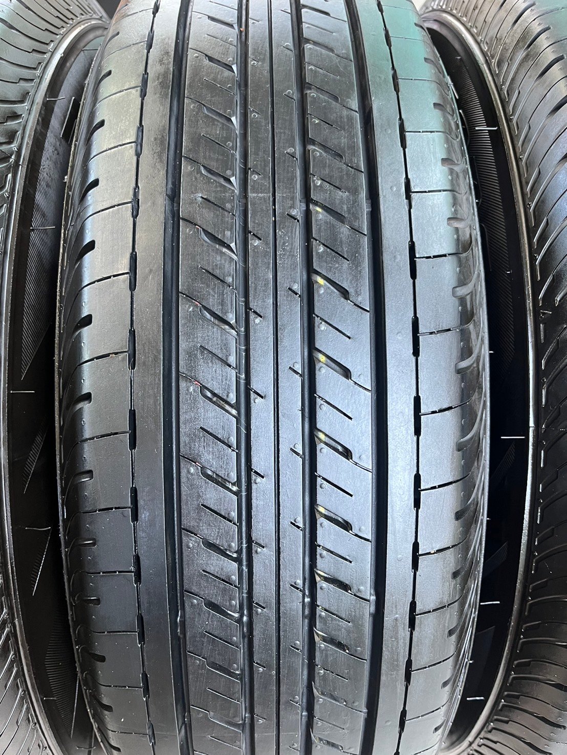 ยางป้ายแดง 215-70-16 Bridgestone ปี 23 สวยกริ๊บ ใส่กับ รถตู้ ,รถกระบะตัวเตี้ย ได้เลย