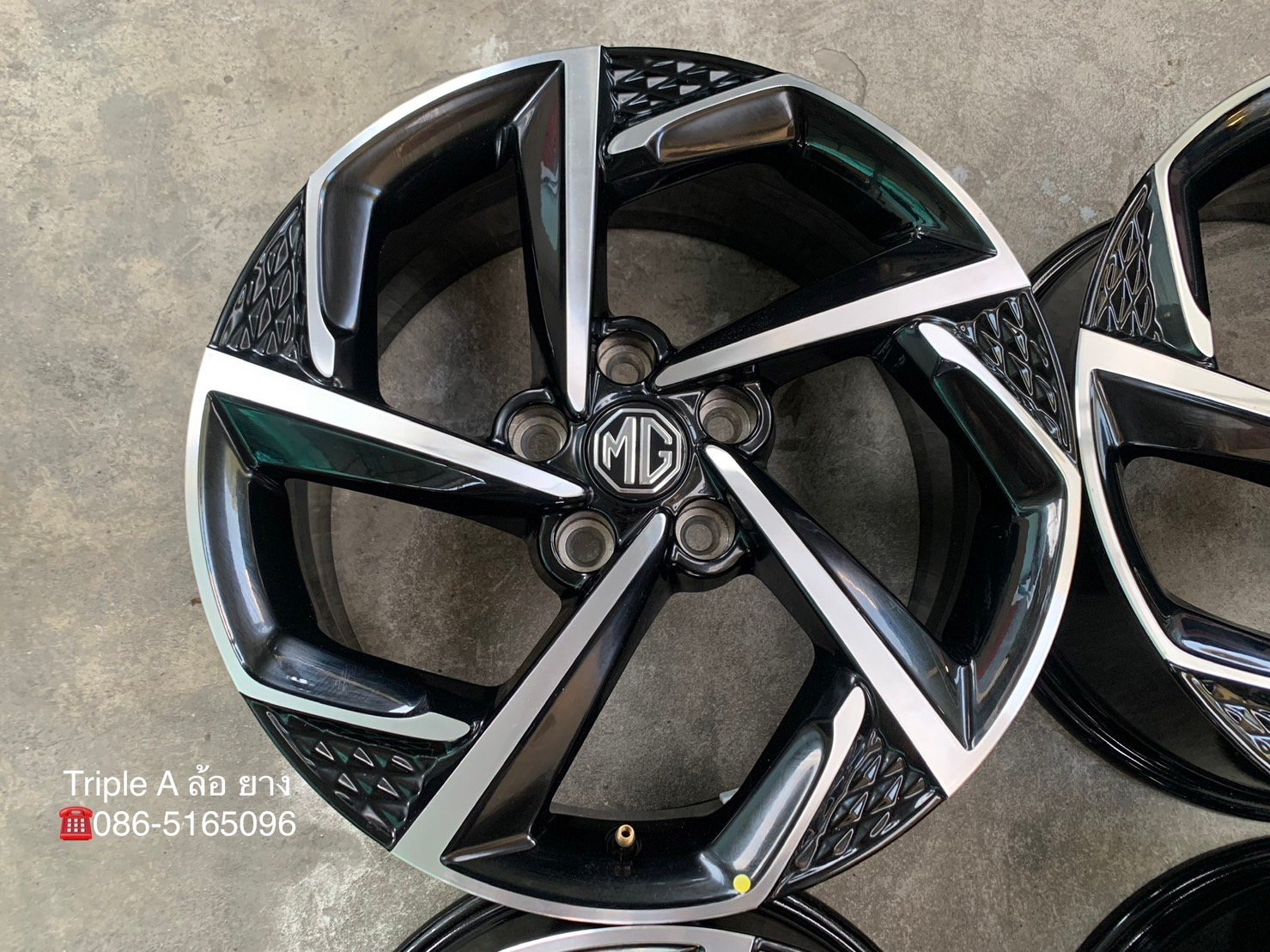 ล้อแม็กป้ายแดง MG5 ตัวท็อป รุ่นใหม่ล่าสุด ขอบ 17 ใหม่กริ๊บๆ ถอดจากรถป้ายแดง ล้อแม็กป้ายแดง MG5 ตัวท็อป รุ่นใหม่ล่าสุด ขอบ 17 ใหม่กริ๊บๆ ถอดจากรถป้ายแดง