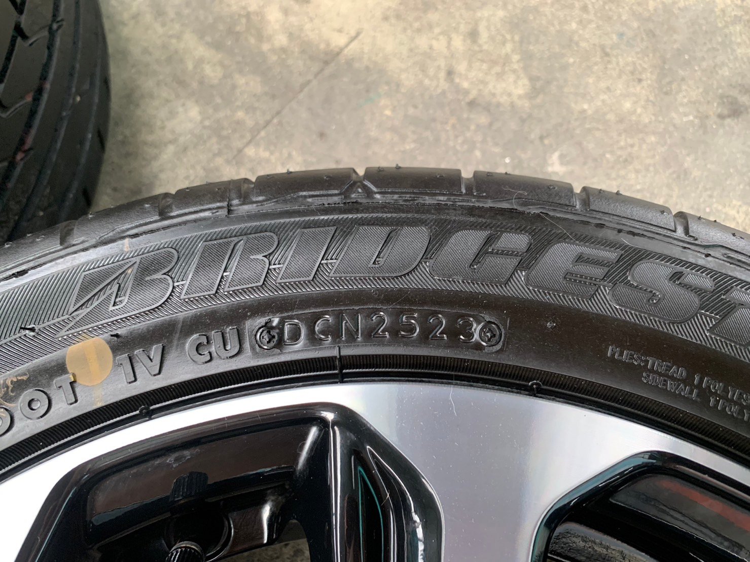 ล้อแม็กป้ายแดง Mitsu Mirage รุ่นใหม่ ขอบ 15 ดำหน้าเงา พร้อมยางป้ายแดง 175-55-15 Bridgestone ปี 23 ล้อแม็กป้ายแดง Mitsu Mirage รุ่นใหม่ ขอบ 15 ดำหน้าเงา พร้อมยางป้ายแดง 175-55-15 Bridgestone ปี 23